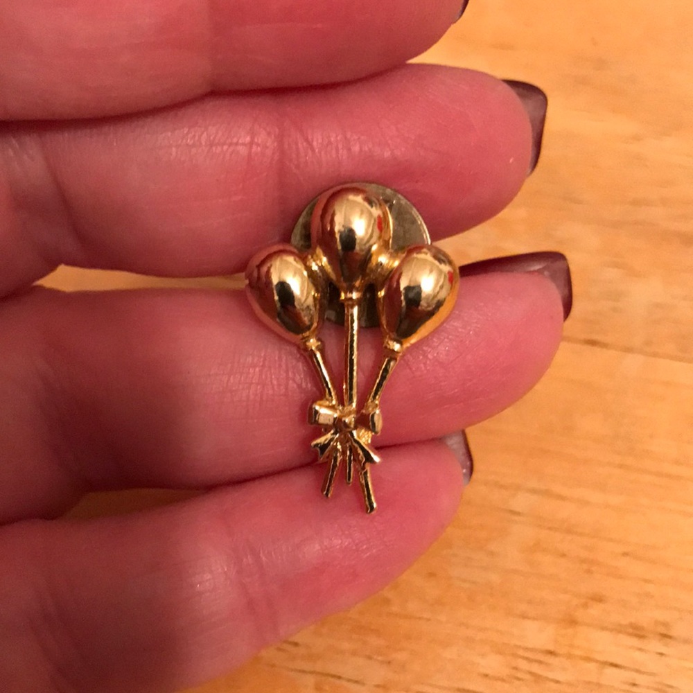 Balloons with bow brooch, gold tone